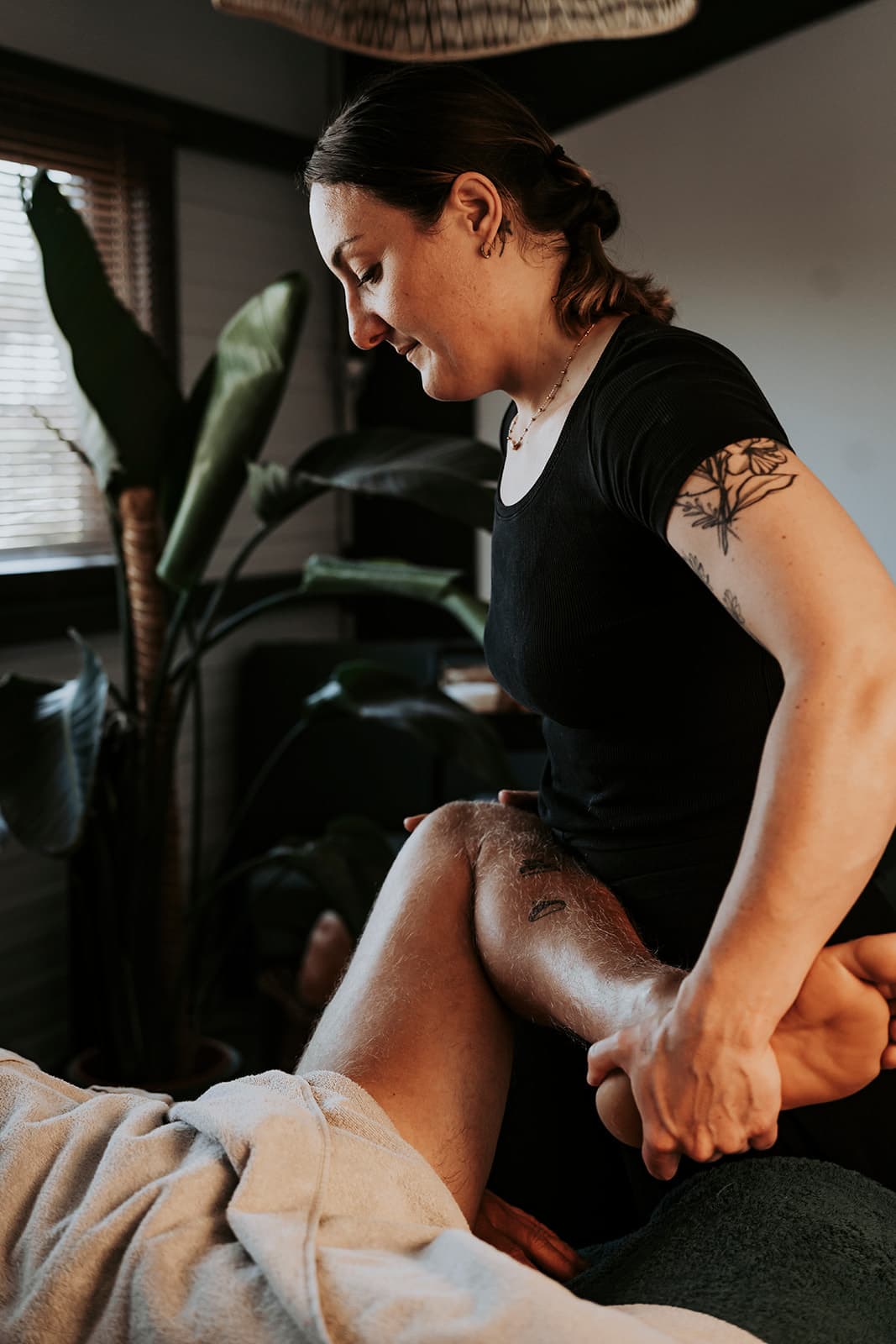 Étirement assisté de la jambe sur table, guidé par Anaïs